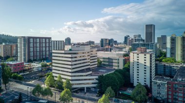 Portland Eyalet Üniversitesi Apartman ve yatakhanelerinin manzarası. Hava aracı görüntüsü.