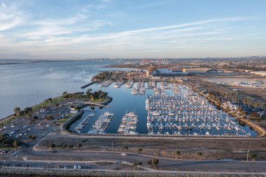 San Diego şehir merkezi ve inşaat kongre merkezi manzaralı Chula Vista Marina. Drone fotoğrafı. 