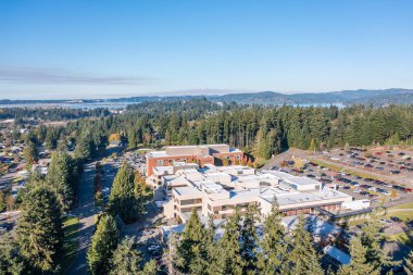  Coos Bay, Oregon 'daki Bay Area Hastanesi, hava manzaralı.. 