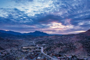 Springdale Utah, Zion Ulusal Parkı girişi. Akşam mavi saatte hava manzarası. 