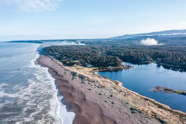 stock image Garrison lake in Port Orford at the Southern Oregon Coast, divided from the ocean by a thin strip of beach 