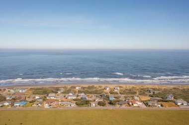 Oregon kıyısındaki Gold Beach yakınlarındaki Ophir, insansız hava aracı manzaralı.. 