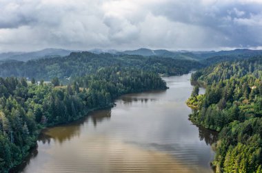 Lakeside, Oregon sahilindeki Tenmile Gölü 'nün havadan görünüşü. 