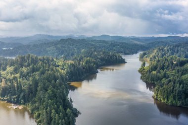 Lakeside, Oregon sahilindeki Tenmile Gölü 'nün havadan görünüşü. 
