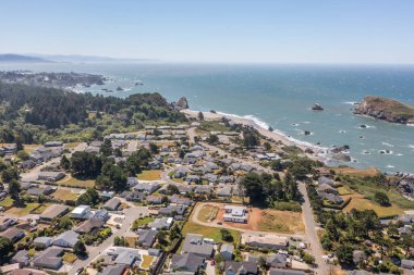 Brookings Oregon, Güney Oregon Sahili 'ndeki Evlerin Hava Görüntüsü.