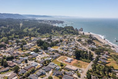 Brookings Oregon, Güney Oregon Sahili 'ndeki Evlerin Hava Görüntüsü.