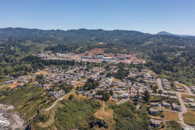 Brookings Oregon, Güney Oregon Sahili 'ndeki Evlerin Hava Görüntüsü.