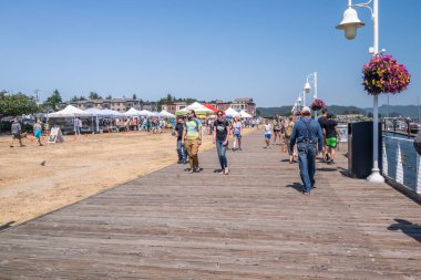 7 Temmuz 2024, Florence, Oregon, ABD. Boardwalk ve Farmers Market 'teki insanlar. 