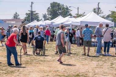 7 Temmuz 2024, Florence, Oregon, ABD. Boardwalk ve Farmers Market 'teki insanlar. 