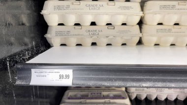 Bandon, Oregon, 8 Ocak 2025. Kuş gribi yüzünden yumurta fiyatları fırladı. Yumurta fiyatlarındaki artış, Oregon 'daki Willamette Çiftliği. 