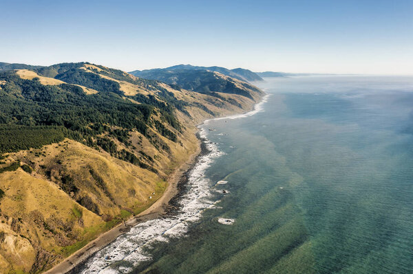 Скалы Потерянного Побережья Калифорнии. Маяк Пунта-Горда на берегу моря.