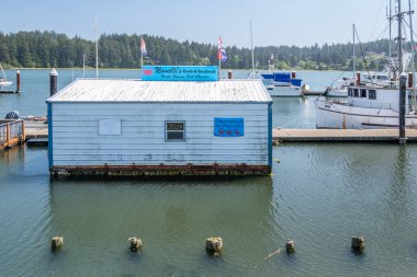 10 Temmuz 2024, Florence Oregon, ABD. Yüzen binalar ve tekneler. 