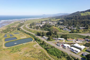 Oregon kıyısındaki Ofir ve Gold Beach yakınlarındaki 101 numaralı otoyolda binalar ve evler. 