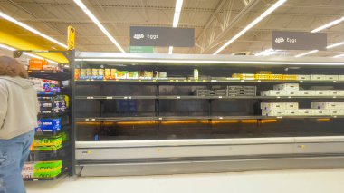 27 Şubat 2025, Coos Bay, Oregon, ABD. Kuş gribi salgını nedeniyle Walmart 'ta yumurta bulunmuyor. 