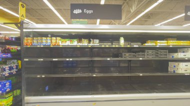 27 Şubat 2025, Coos Bay, Oregon, ABD. Süpermarket rafları boş ve birkaç kutu dışında hiç yumurta kalmamış. Kuş gribi yumurtalarına uygulanan yasak kıtlığa yol açıyor .