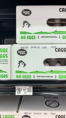 27 Şubat 2025, Coos Bay, Oregon, ABD. Soğutucudaki yumurtalar yüksek yumurta fiyatlarını gösteriyor. 