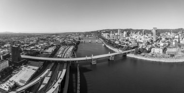 Portland Oregon Nehri ve Skyline Panoramik Drone Manzarası. 