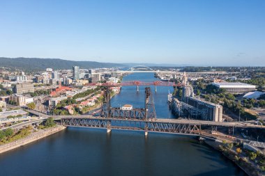 Portland Oregon Nehri ve Skyline Panoramik Drone Manzarası. 