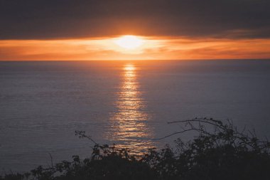 Güney Oregon kıyısında Pasifik Okyanusu üzerinde gün batımı, ABD. 