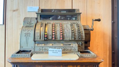 30 Mart 2025 Coos Bay, Oregon. Coos Tarih Müzesi. Ekrandaki eski daktilo.