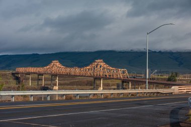 Dalles, Oregon 'daki Somon Köprüsü. Dalles Barajı 'nın yanındaki Columbia Nehri' ni geçiyor. 