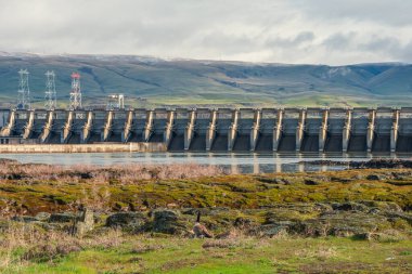 Dalles Barajı, Oregon 'daki Columbia Nehri Boğazı' nda küçük bir kasaba.. 