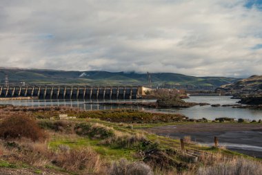Dalles Barajı, Oregon 'daki Columbia Nehri Boğazı' nda küçük bir kasaba.. 