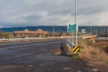 Dalles, Oregon 'daki Somon Köprüsü. Dalles Barajı 'nın yanındaki Columbia Nehri' ni geçiyor. 
