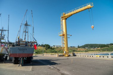 20 Ekim 2024, Port Orford, Oregon, ABD. Oregon, Orford Limanı 'ndaki dolly rıhtımında tekneler. Turna, tekneleri suya indirir ve çıkarır.. 
