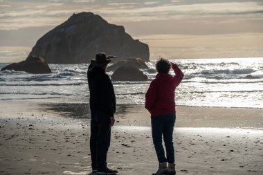 60 'lı yaşlardaki yaşlı çift Bandon, Oregon Coast, ABD' ye seyahatlerinin tadını çıkarıyorlar.. 