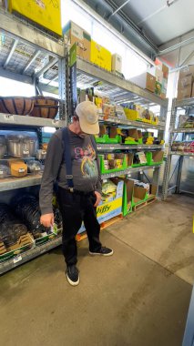 1 Haziran 2025, Roseburg, Oregon, ABD. Home Depot 'ta alışveriş yapan erkek, Garden Center' daki bitkilere bakıyor.