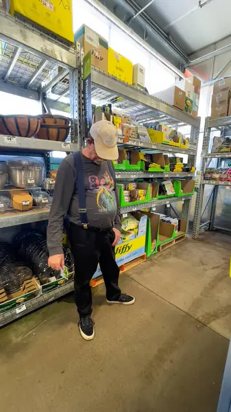1 Haziran 2025, Roseburg, Oregon, ABD. Home Depot 'ta alışveriş yapan erkek, Garden Center' daki bitkilere bakıyor.