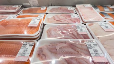 1 Mayıs 2025, Roseburg, Oregon, ABD. Costco 'daki paketlerde taze balık. 