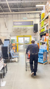 1 Mayıs 2025, Roseburg, Oregon, ABD. Home Depot 'un üst düzey erkek müşterisi, mala bakıyor.. 