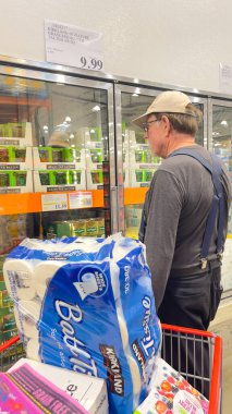 1 Mayıs 2025, Roseburg, Oregon, ABD. Costco Toptan Mağazası 'nın içinde. Tereyağına bakan bir erkek müşteri.
