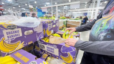 1 Mayıs 2025, Roseburg, Oregon, ABD. Bir adam Costco 'daki ürünlere bakıyor.. 