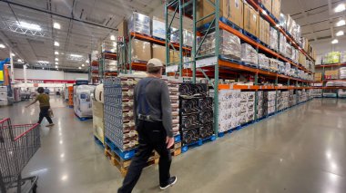 1 Mayıs 2025, Roseburg, Oregon, ABD. Costco 'da indirimli ürünlere bakan bir erkek müşteri.. 