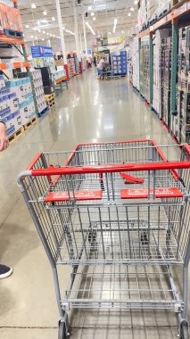 1 Mayıs 2025, Roseburg, Oregon, ABD. Costco 'da boş bir alışveriş arabası..