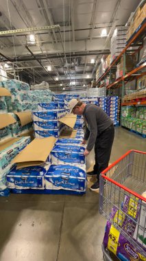 1 Mayıs 2025, Roseburg, Oregon, ABD. Erkek bir müşteri Costco 'dan Kirkland marka tuvalet kağıdı alıyor..