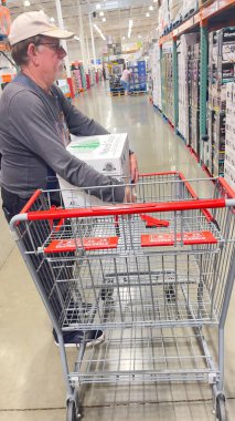 1 Mayıs 2025, Roseburg, Oregon, ABD. Costco Toptan Mağazası 'nın içinde. Bir erkek müşteri fotokopi kağıdına bakar..
