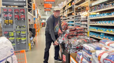 1 Mayıs 2025, Roseburg, Oregon, ABD. Kingsford Kömür Mağazası 'nda alışveriş yapan bir adam.