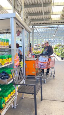 1 Haziran 2025, Roseburg, Oregon, ABD. Home Depot 'ta alışveriş yapan erkek. Garden Center' da kontrol hattı var.