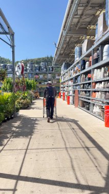 1 Mayıs 2025, Roseburg, Oregon, ABD. Home Depot 'ta alışveriş yapan erkek, Garden Center' daki bitkilere bakıyor.