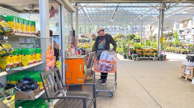 1 Haziran 2025, Roseburg, Oregon, ABD. Home Depot 'ta alışveriş yapan erkek. Garden Center' da kontrol hattı var.