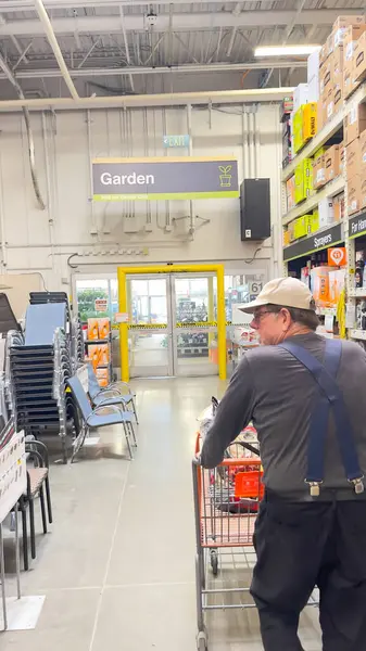 1 Mayıs 2025, Roseburg, Oregon, ABD. Home Depot 'un üst düzey erkek müşterisi, mala bakıyor.. 