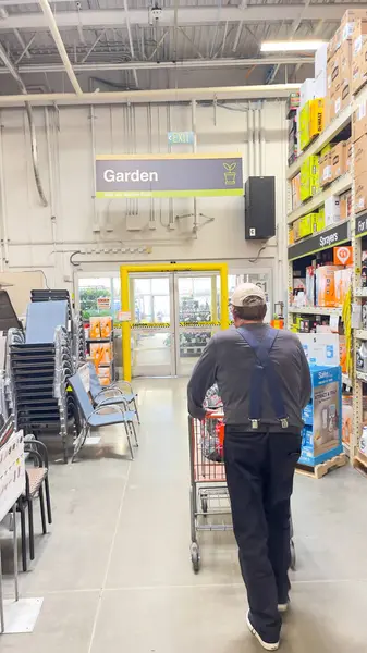 1 Mayıs 2025, Roseburg, Oregon, ABD. Home Depot 'un üst düzey erkek müşterisi, mala bakıyor.. 