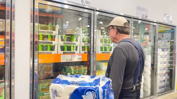 1 Mayıs 2025, Roseburg, Oregon, ABD. Costco Toptan Mağazası 'nın içinde. Tereyağına bakan bir erkek müşteri.