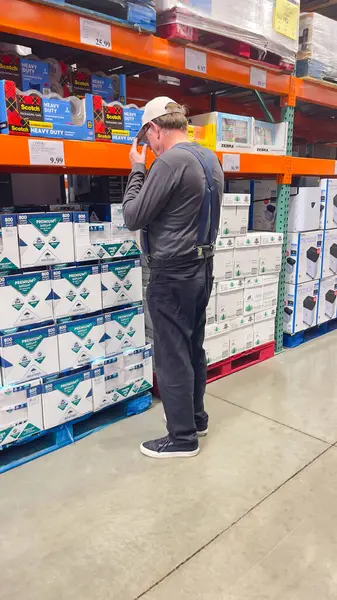 1 Mayıs 2025, Roseburg, Oregon, ABD. Costco Toptan Mağazası 'nın içinde. Bir erkek müşteri fotokopi kağıdına bakar..