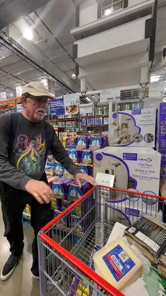 1 Mayıs 2025, Roseburg, Oregon, ABD. Costco 'da alışveriş arabası olan bir erkek müşteri.. 