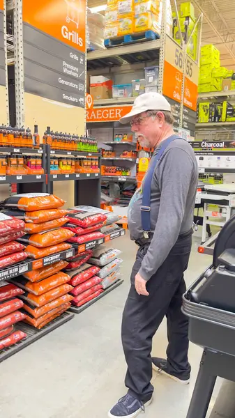 1 Mayıs 2025, Roseburg, Oregon, ABD. Home Depot 'un üst düzey erkek müşterisi, mala bakıyor.. 